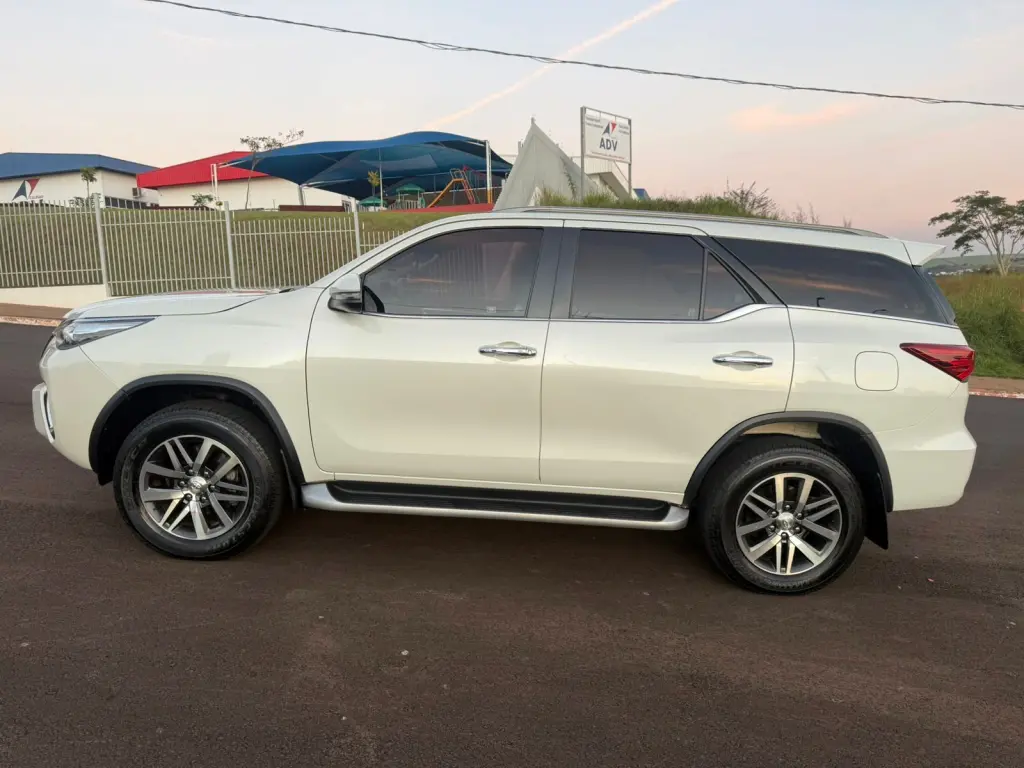 TOYOTA Hilux SW4 - Foto