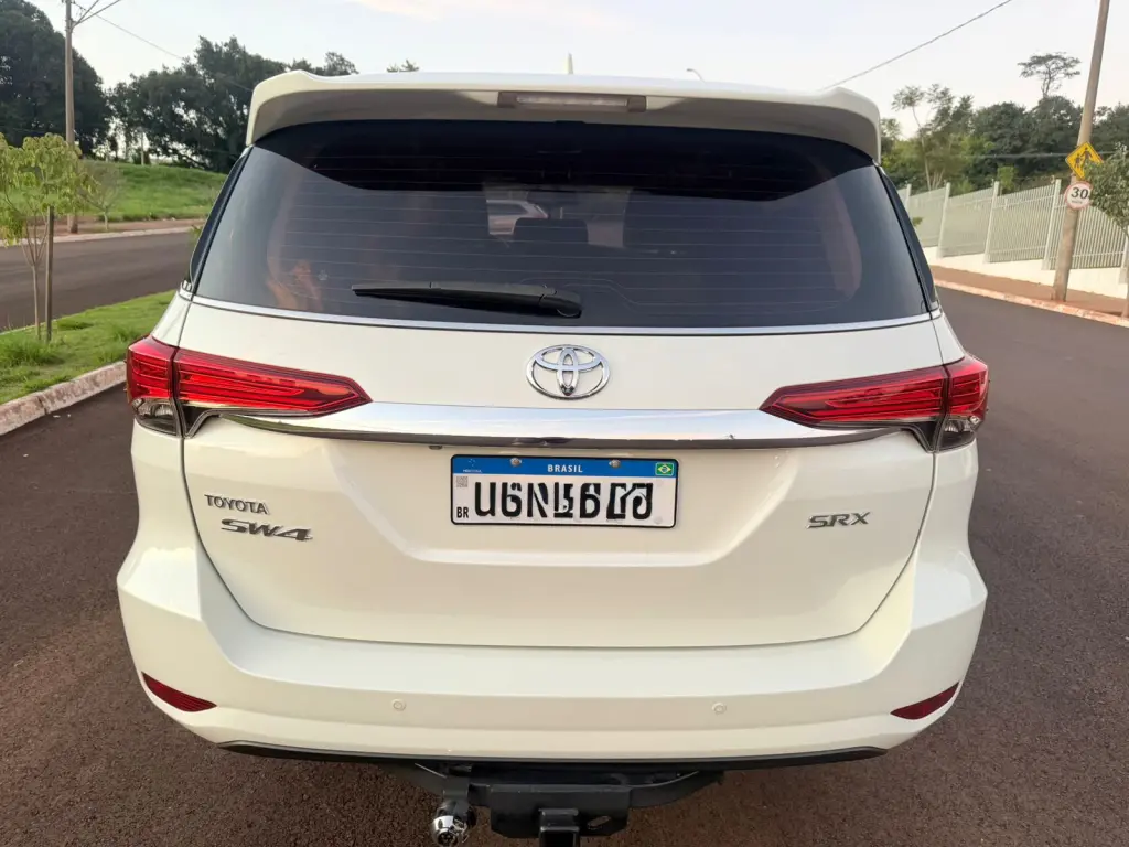 TOYOTA Hilux SW4 - Foto