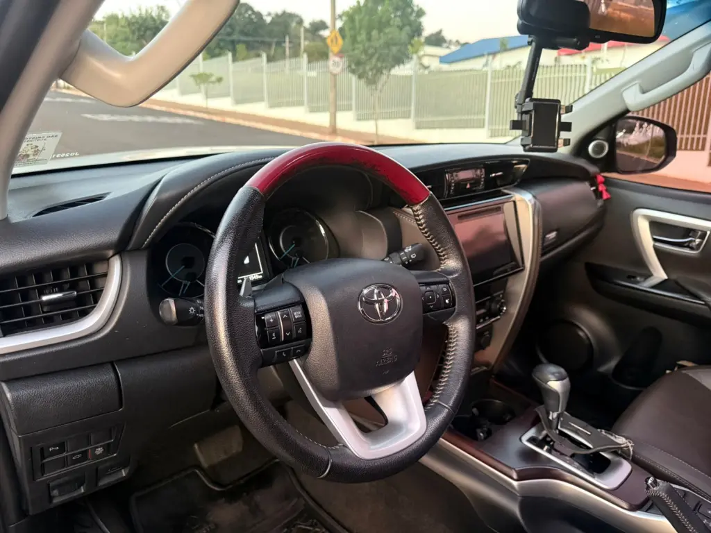 TOYOTA Hilux SW4 - Foto