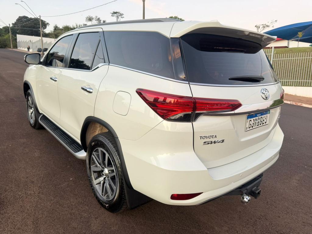 TOYOTA Hilux SW4 - Foto
