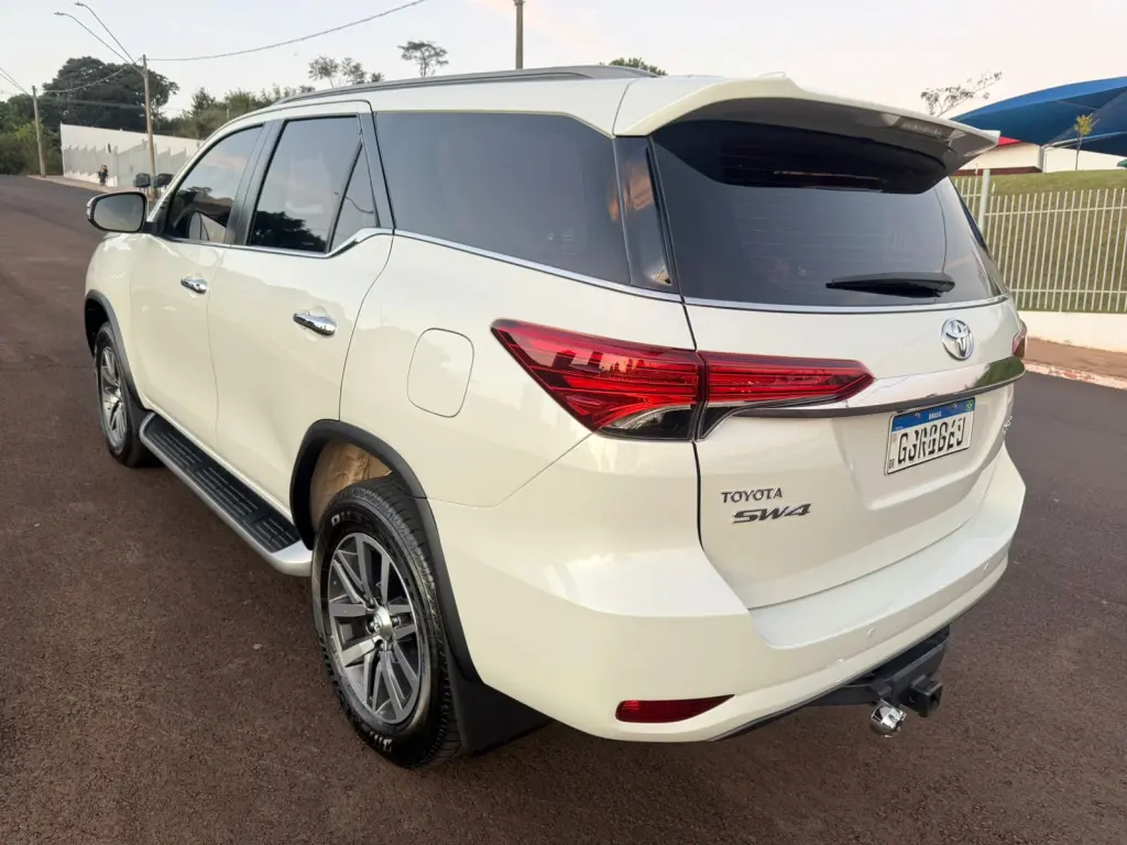 TOYOTA Hilux SW4 - Foto