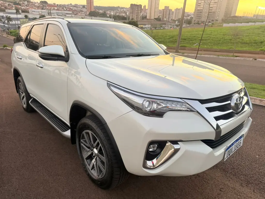 TOYOTA Hilux SW4 - Foto
