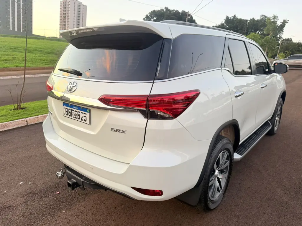 TOYOTA Hilux SW4 - Foto