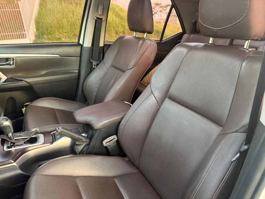 TOYOTA Hilux SW4 - Foto