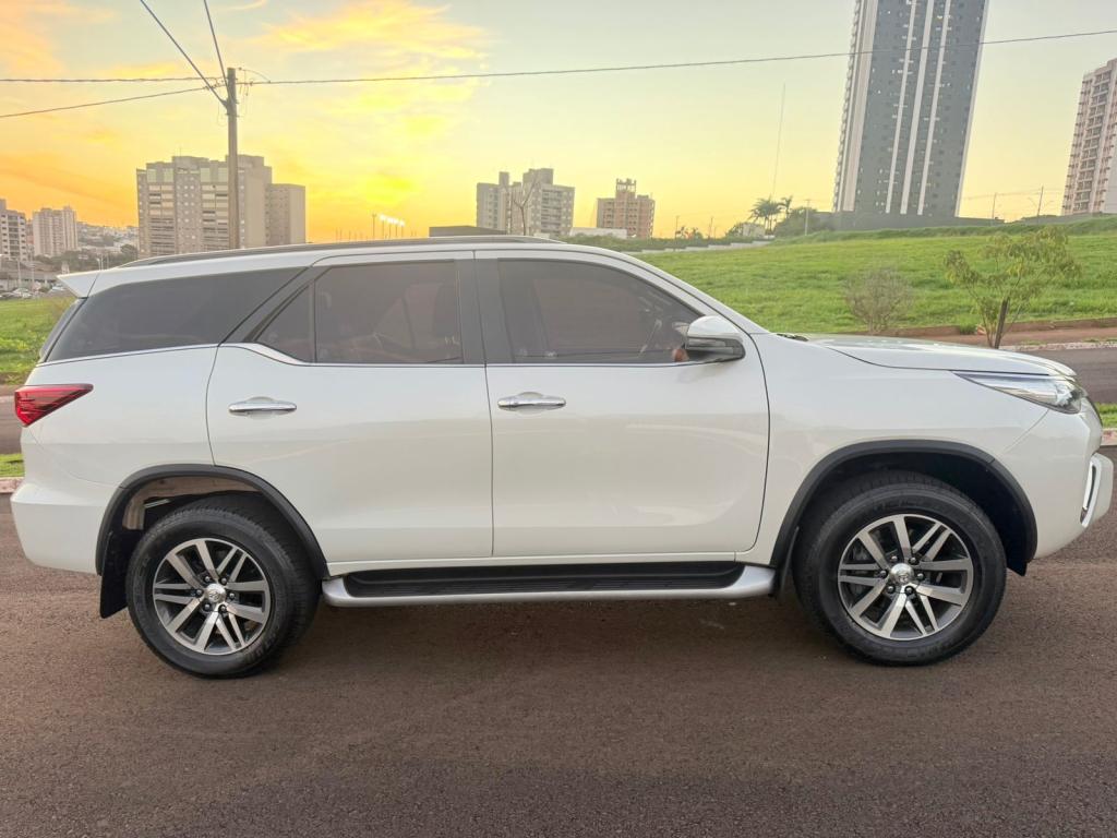 TOYOTA Hilux SW4 - Foto
