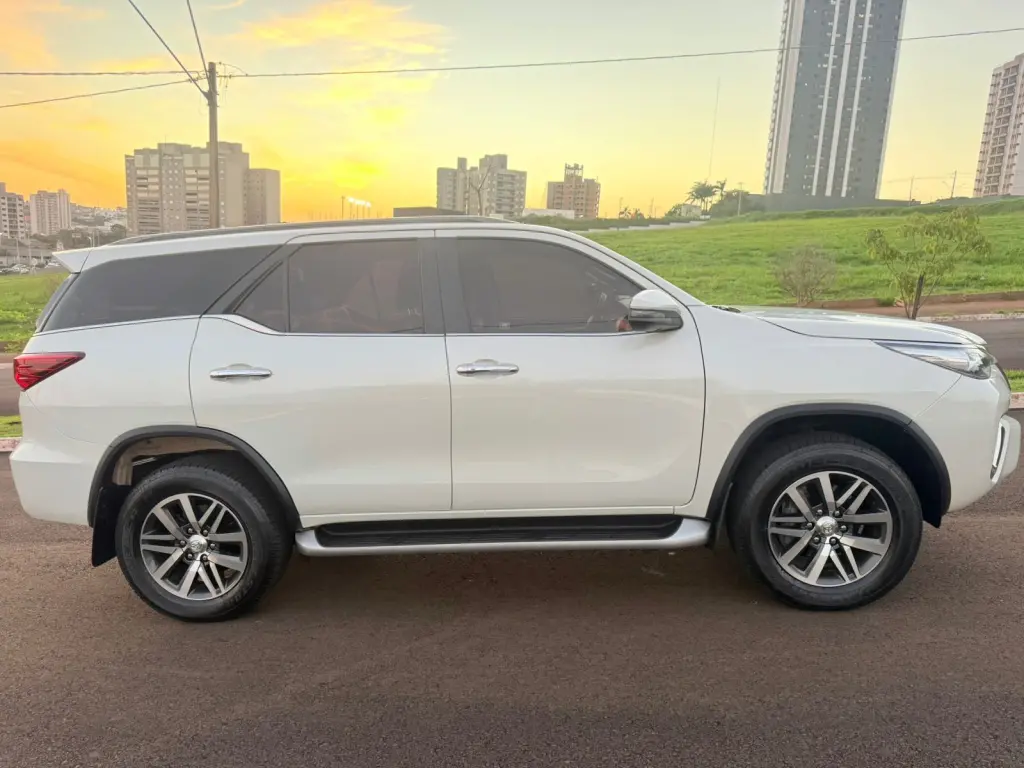 TOYOTA Hilux SW4 - Foto