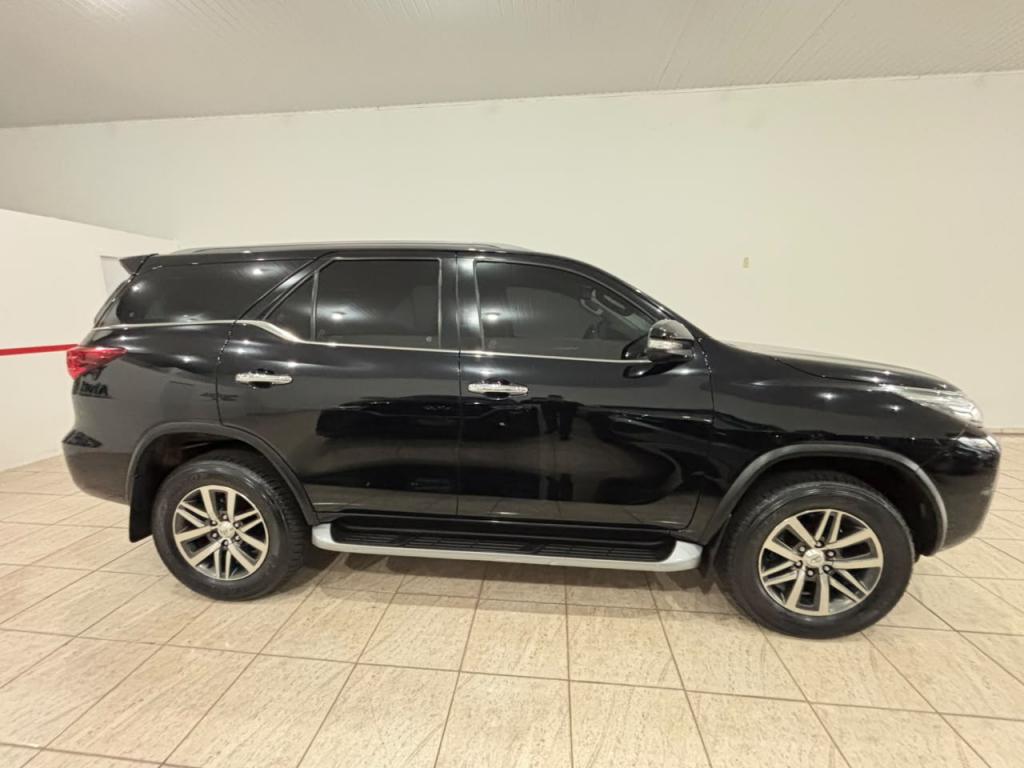 TOYOTA Hilux SW4 - Foto
