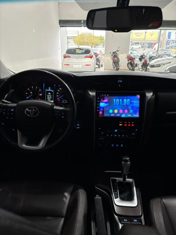 TOYOTA Hilux SW4 - Foto