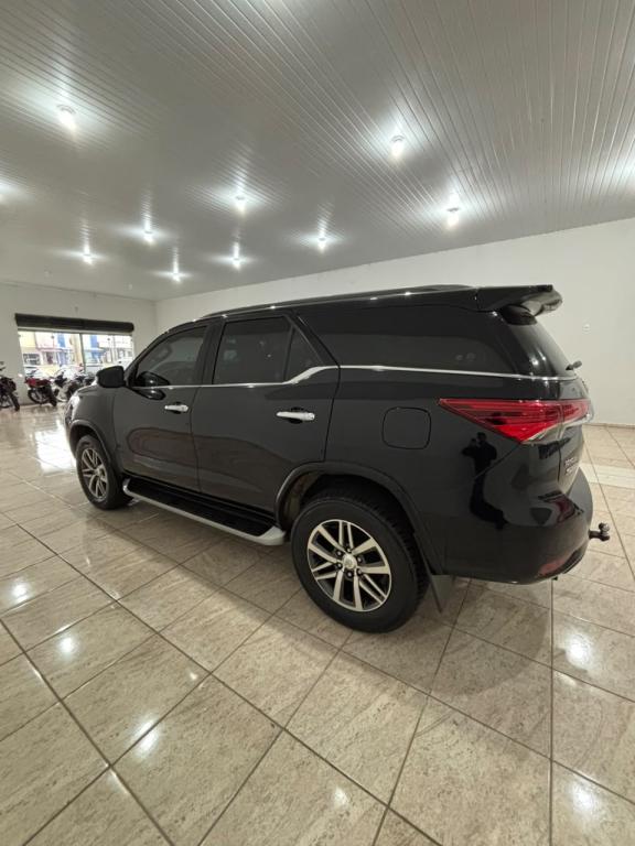 TOYOTA Hilux SW4 - Foto