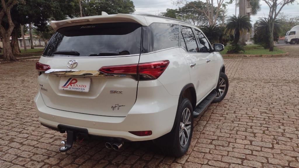 TOYOTA Hilux SW4 - Foto