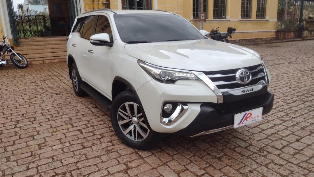 TOYOTA Hilux SW4 - Foto