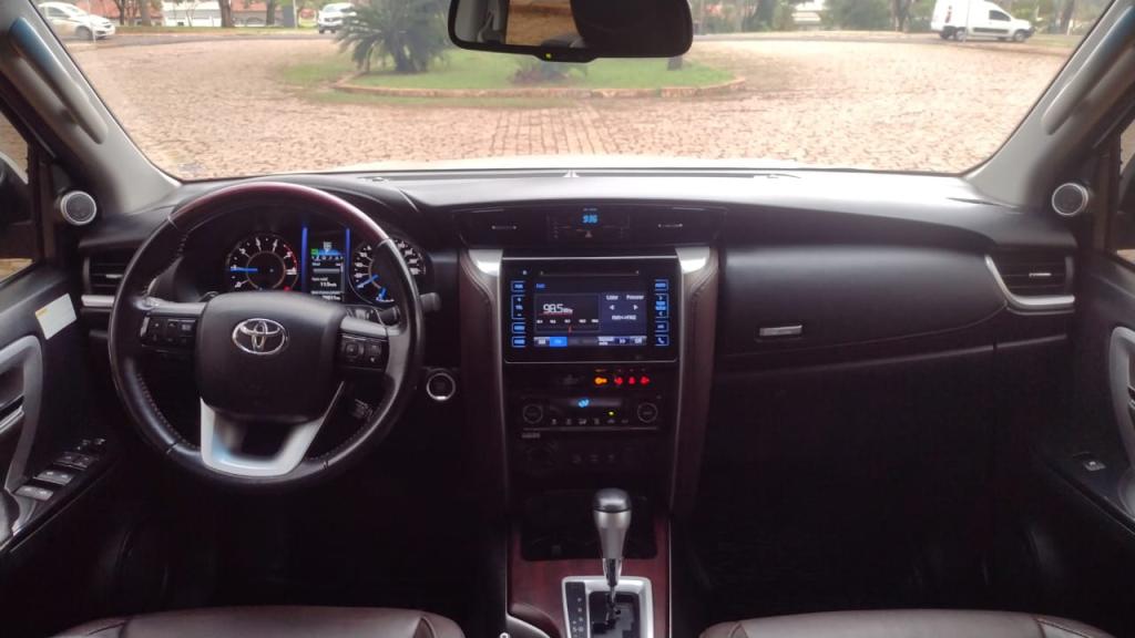 TOYOTA Hilux SW4 - Foto