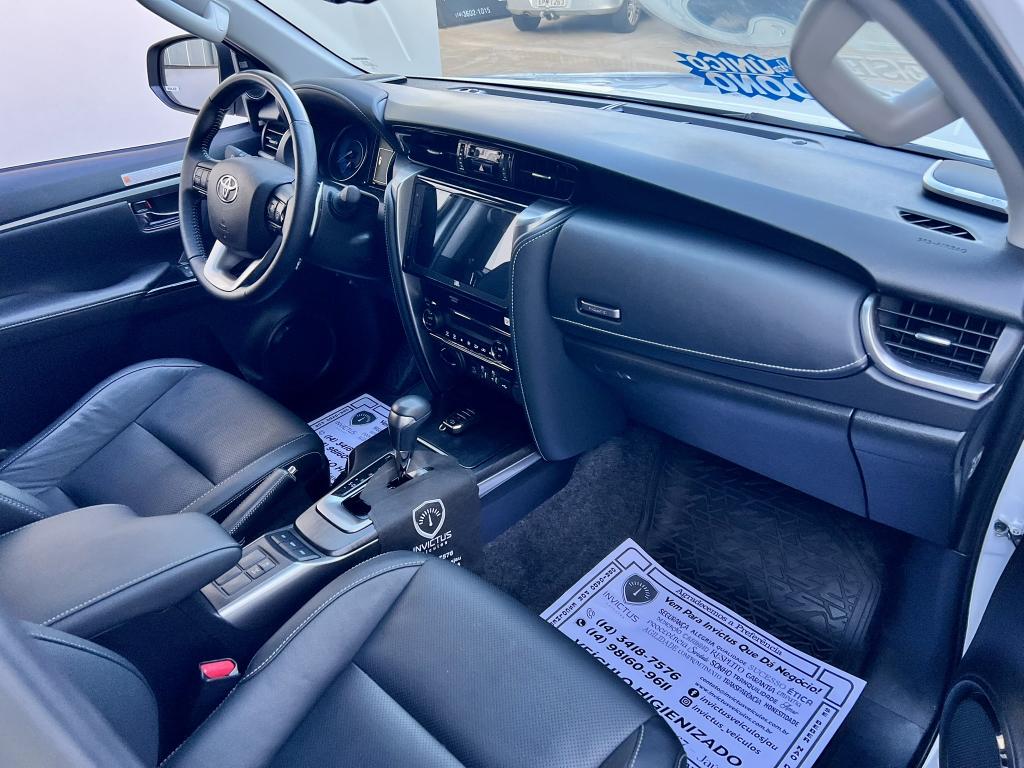 TOYOTA Hilux SW4 - Foto