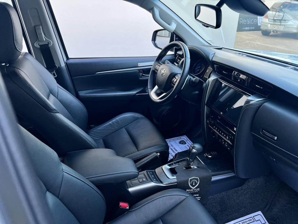 TOYOTA Hilux SW4 - Foto
