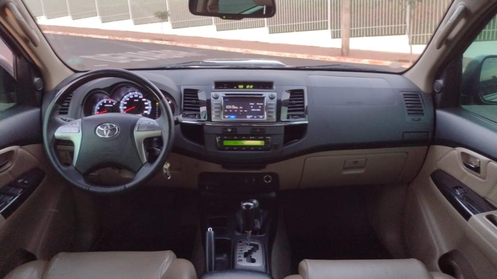 TOYOTA Hilux SW4 - Foto