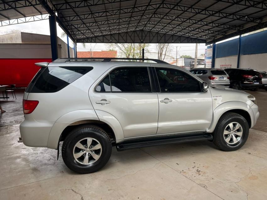 TOYOTA Hilux SW4 - Foto