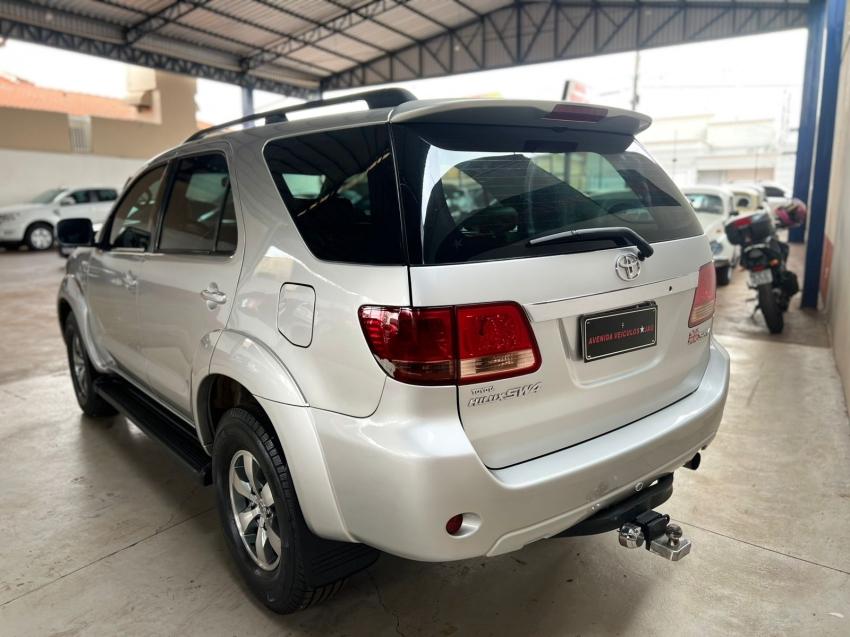 TOYOTA Hilux SW4 - Foto