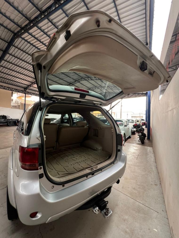 TOYOTA Hilux SW4 - Foto