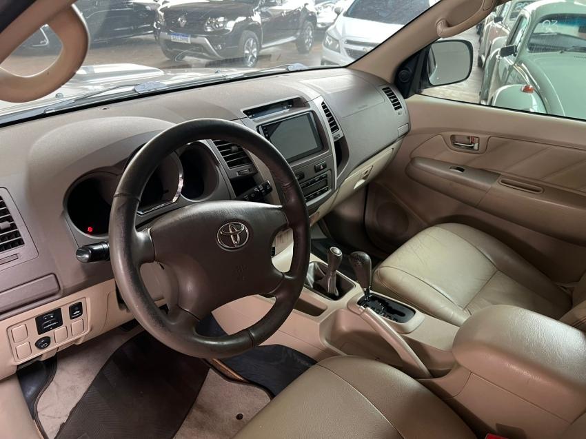 TOYOTA Hilux SW4 - Foto