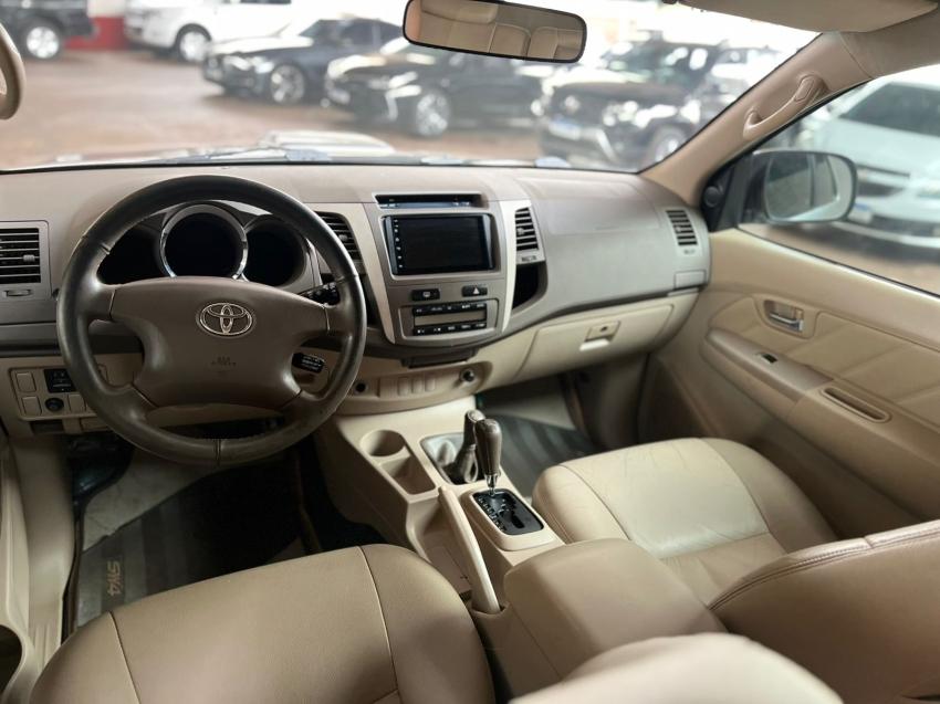 TOYOTA Hilux SW4 - Foto