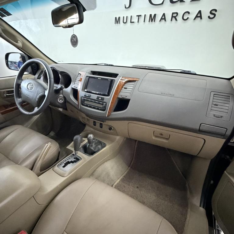 TOYOTA Hilux SW4 - Foto
