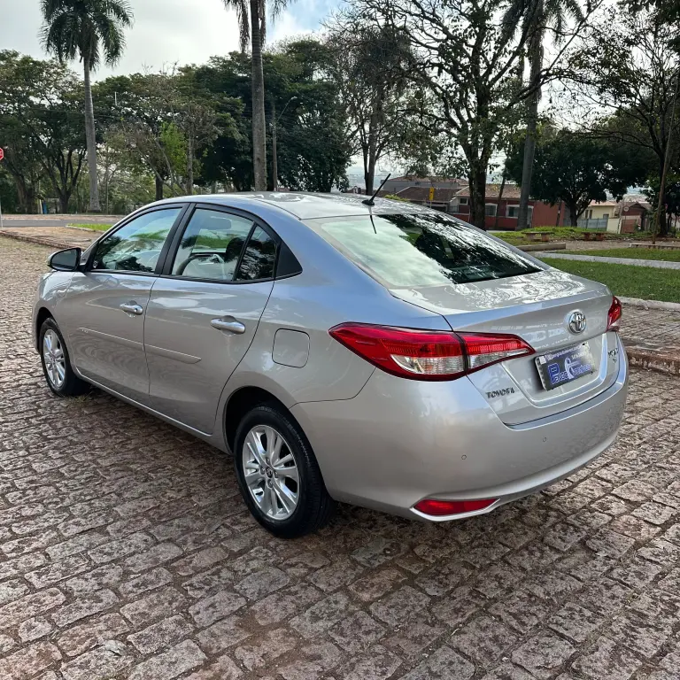 TOYOTA Yaris Sedan - Foto