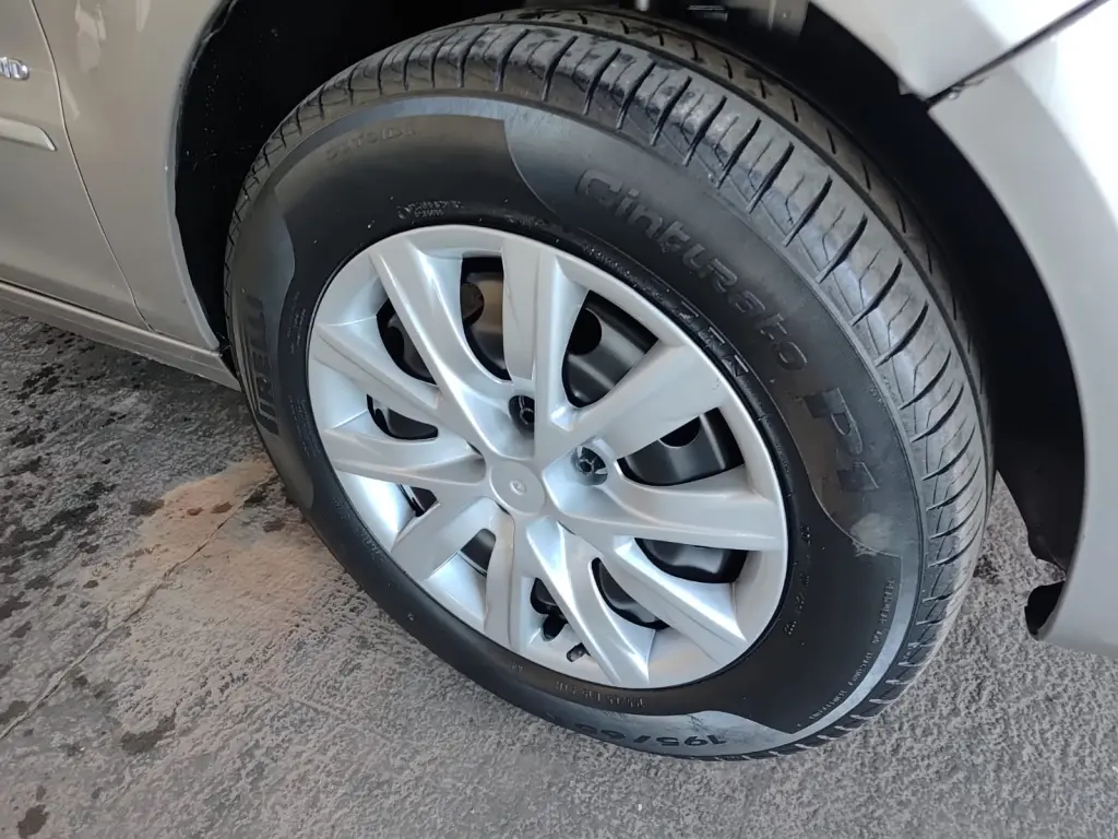 VOLKSWAGEN Fox - Foto