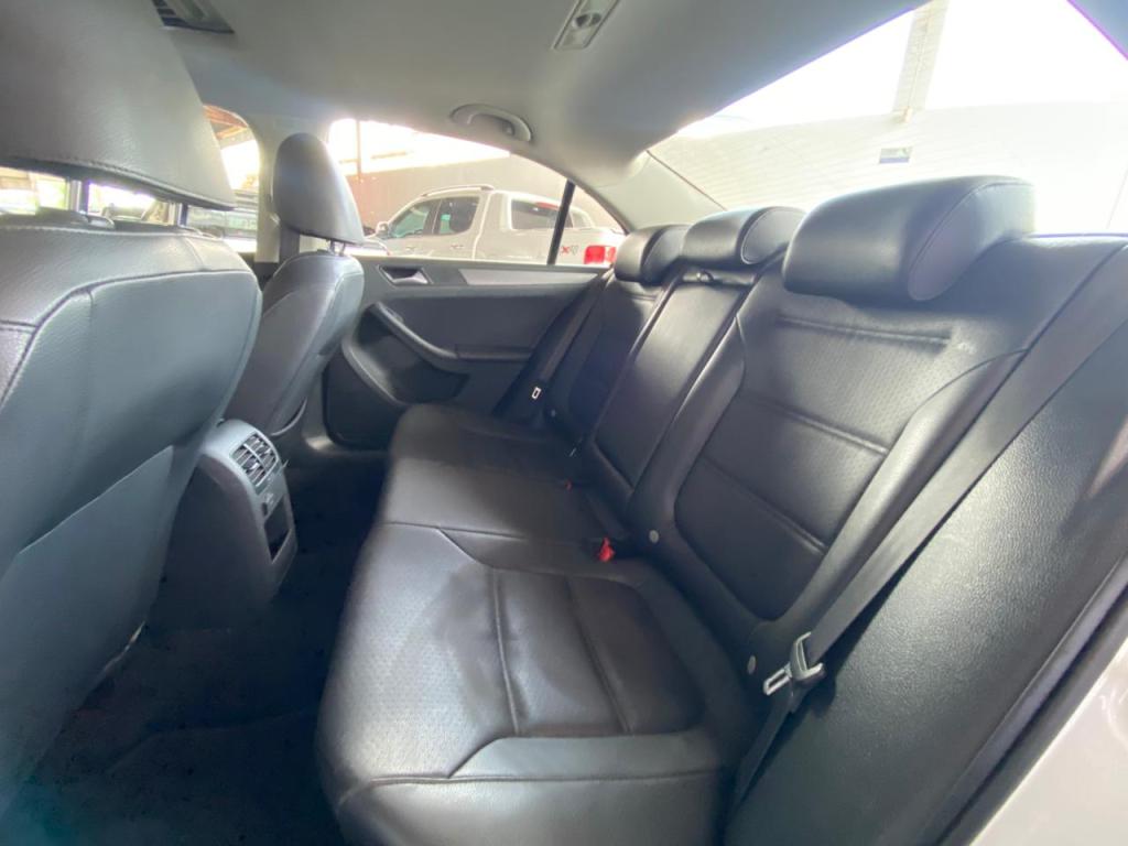 VOLKSWAGEN Jetta - Foto