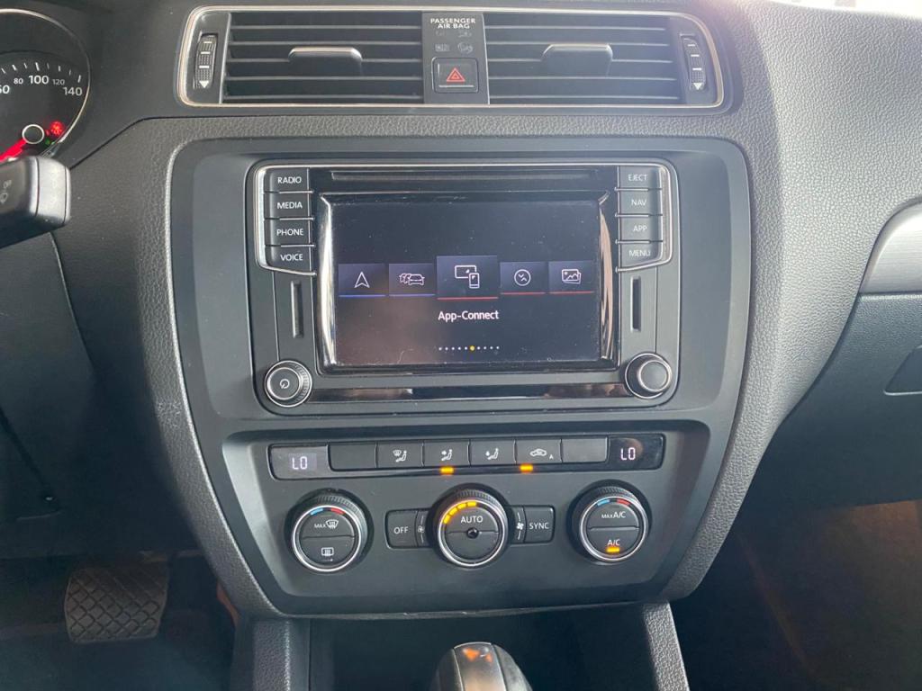 VOLKSWAGEN Jetta - Foto