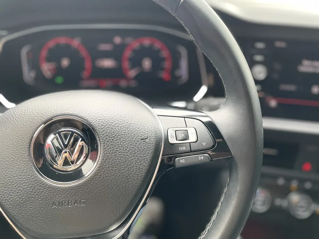 VOLKSWAGEN Jetta - Foto