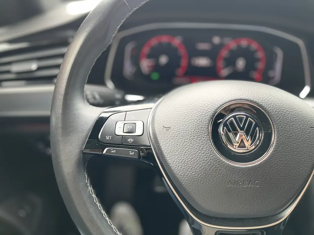 VOLKSWAGEN Jetta - Foto