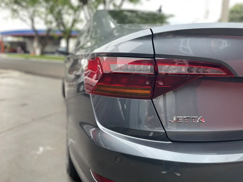 VOLKSWAGEN Jetta - Foto