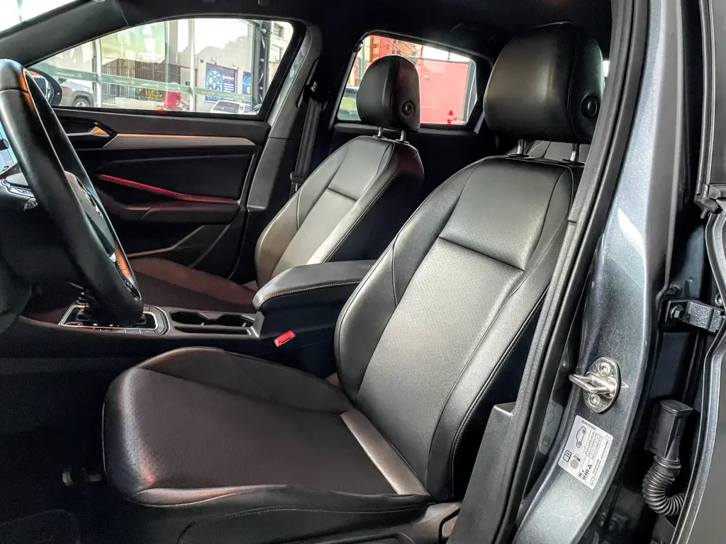 VOLKSWAGEN Jetta - Foto