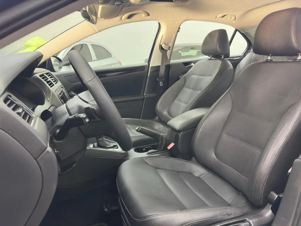 VOLKSWAGEN Jetta - Foto