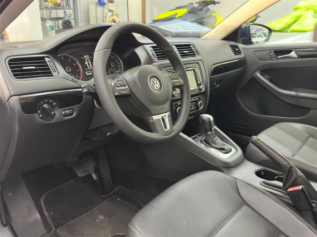 VOLKSWAGEN Jetta - Foto