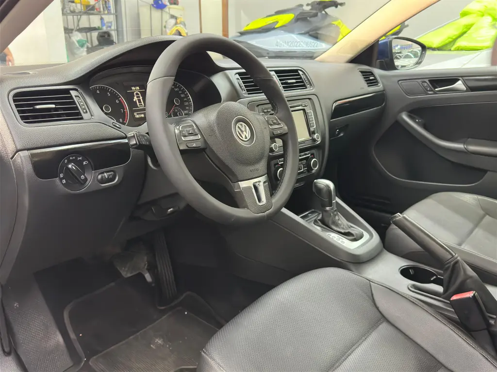 VOLKSWAGEN Jetta - Foto