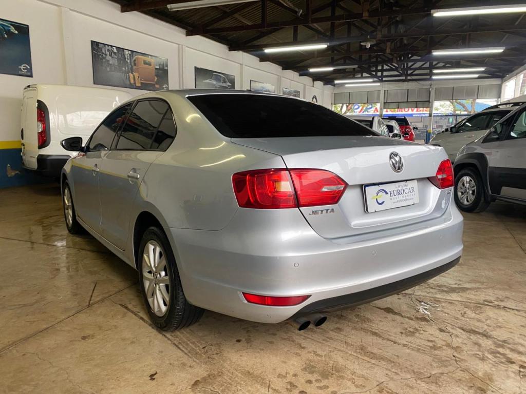 VOLKSWAGEN Jetta - Foto