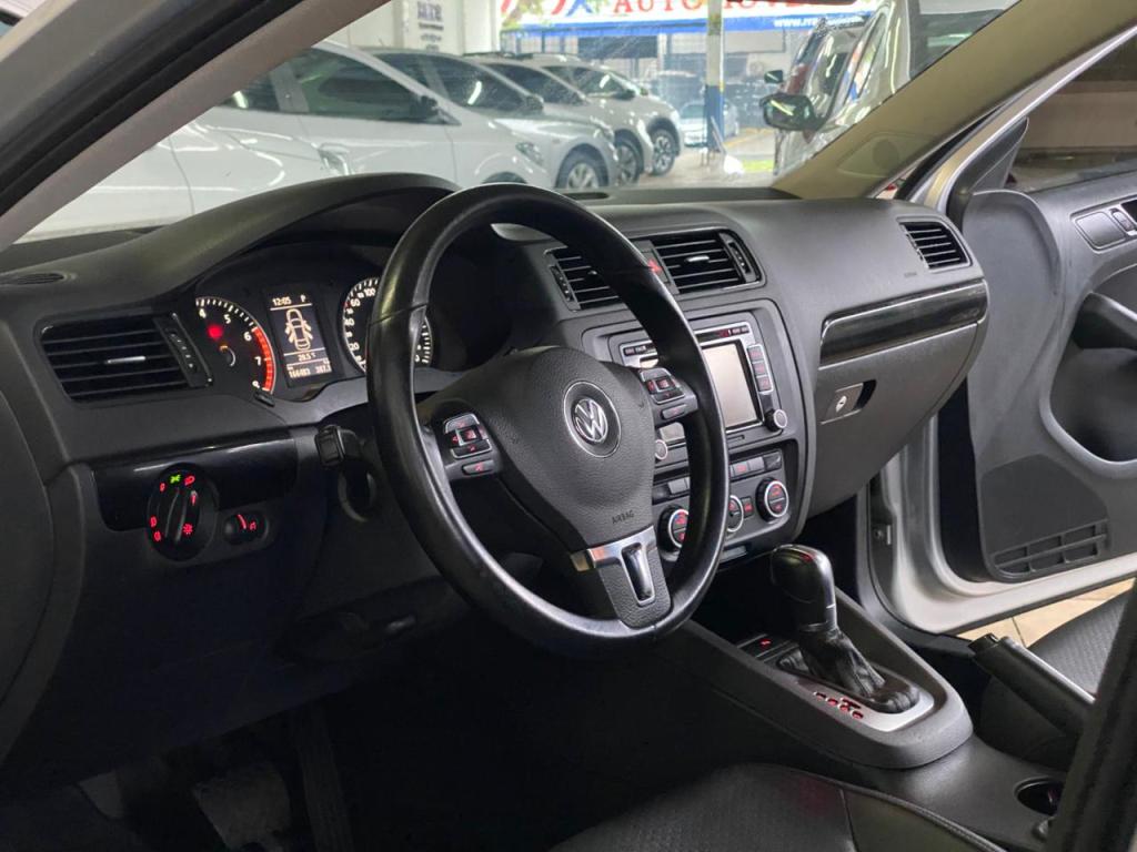 VOLKSWAGEN Jetta - Foto