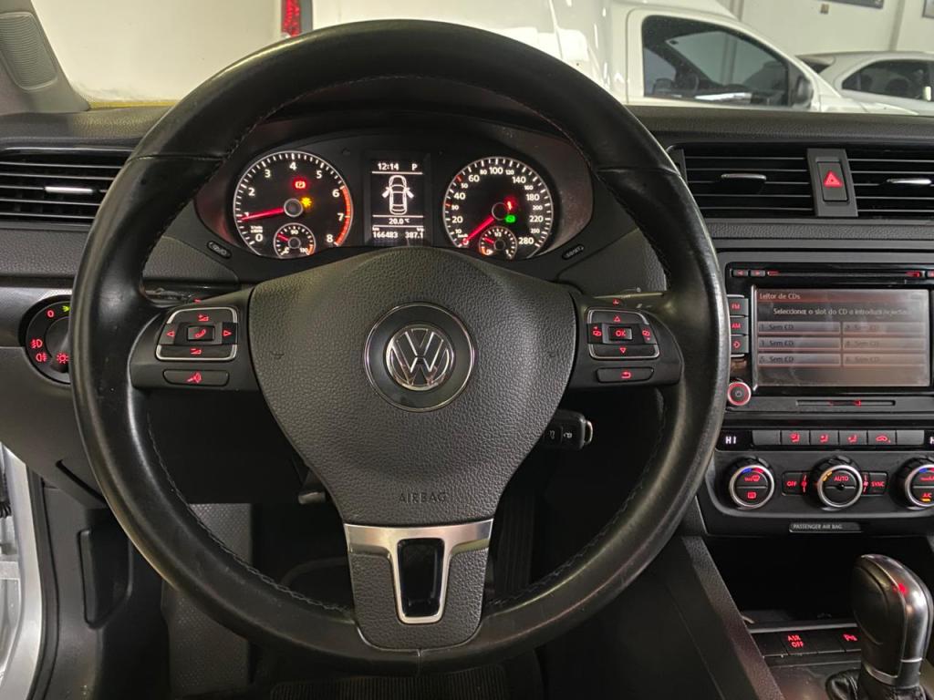 VOLKSWAGEN Jetta - Foto