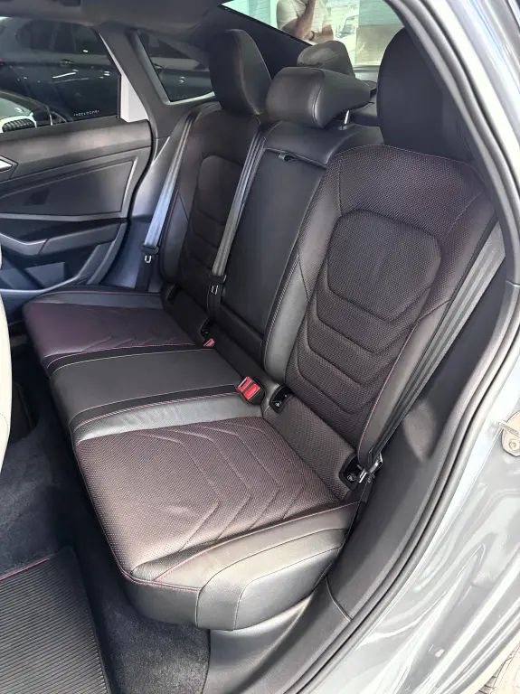 VOLKSWAGEN Jetta - Foto