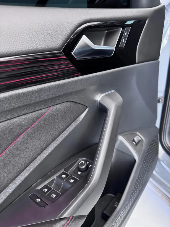 VOLKSWAGEN Jetta - Foto