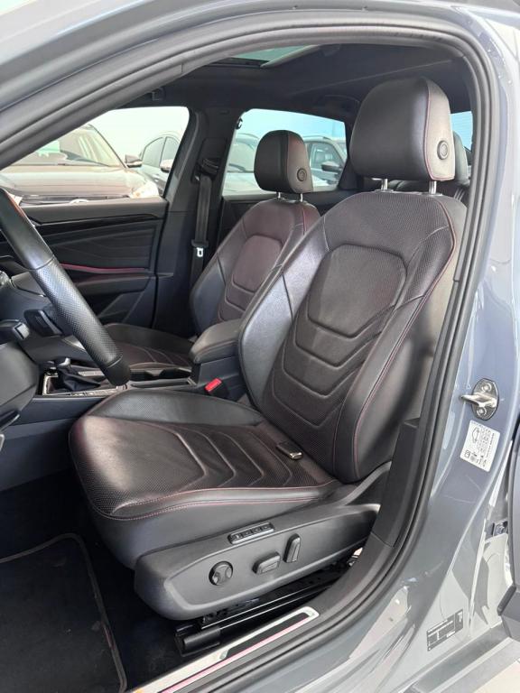 VOLKSWAGEN Jetta - Foto