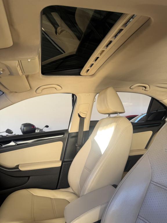 VOLKSWAGEN Jetta - Foto