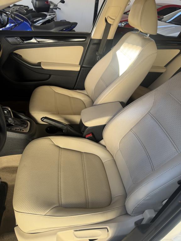 VOLKSWAGEN Jetta - Foto