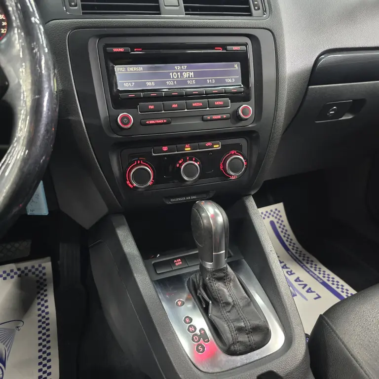 VOLKSWAGEN Jetta - Foto