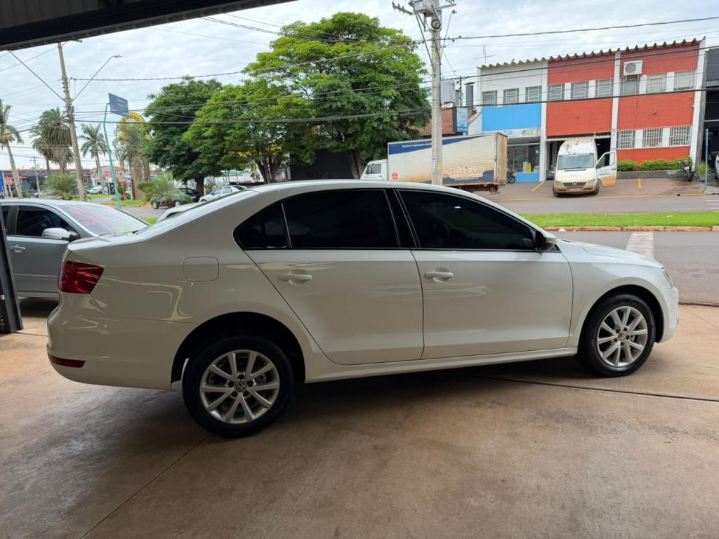 VOLKSWAGEN Jetta - Foto
