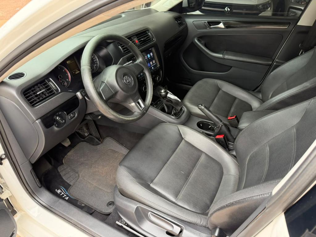 VOLKSWAGEN Jetta - Foto