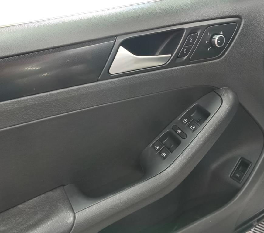 VOLKSWAGEN Jetta - Foto
