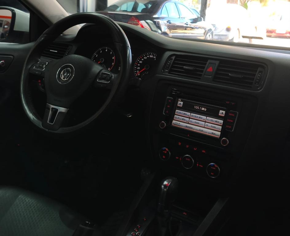 VOLKSWAGEN Jetta - Foto