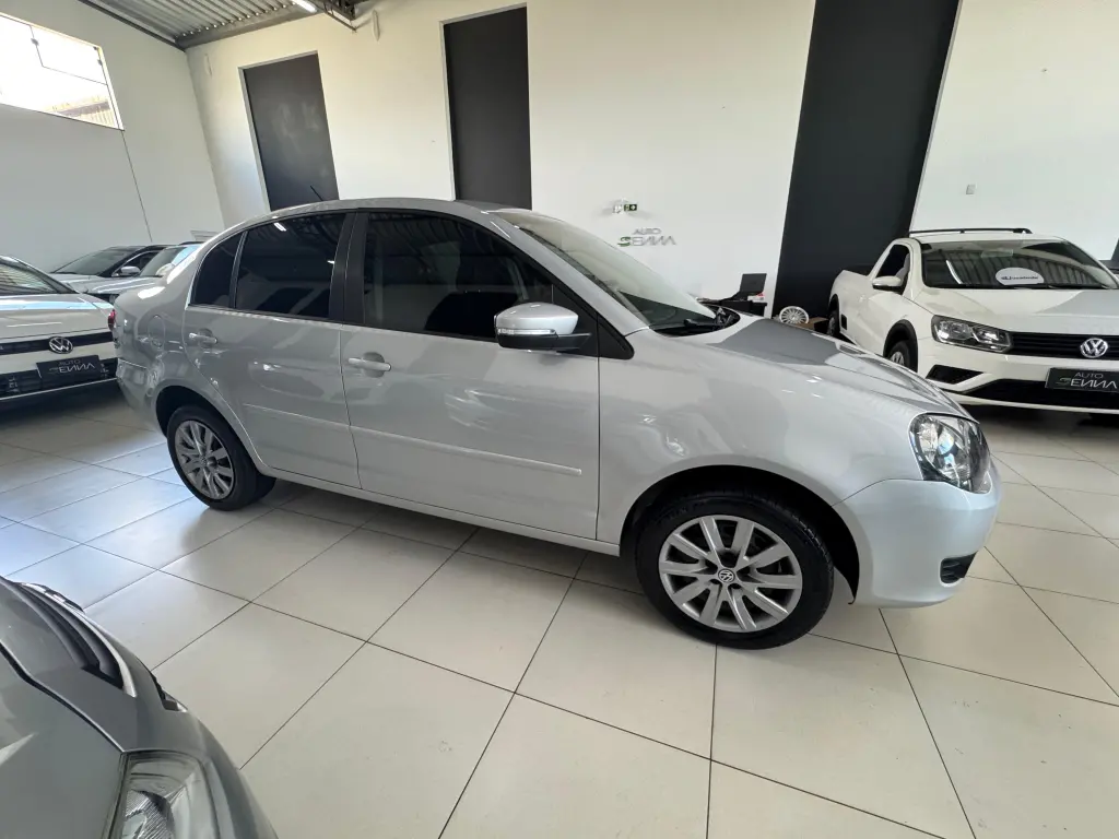 VOLKSWAGEN Polo Sedan - Foto